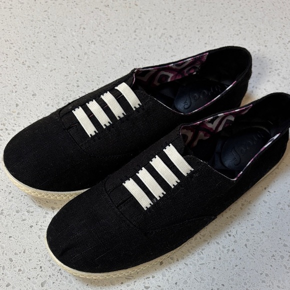 Reef Raindance Women's Comfortable Cushioned Flats, Black/White, Size 8 - Picture 1 of 7